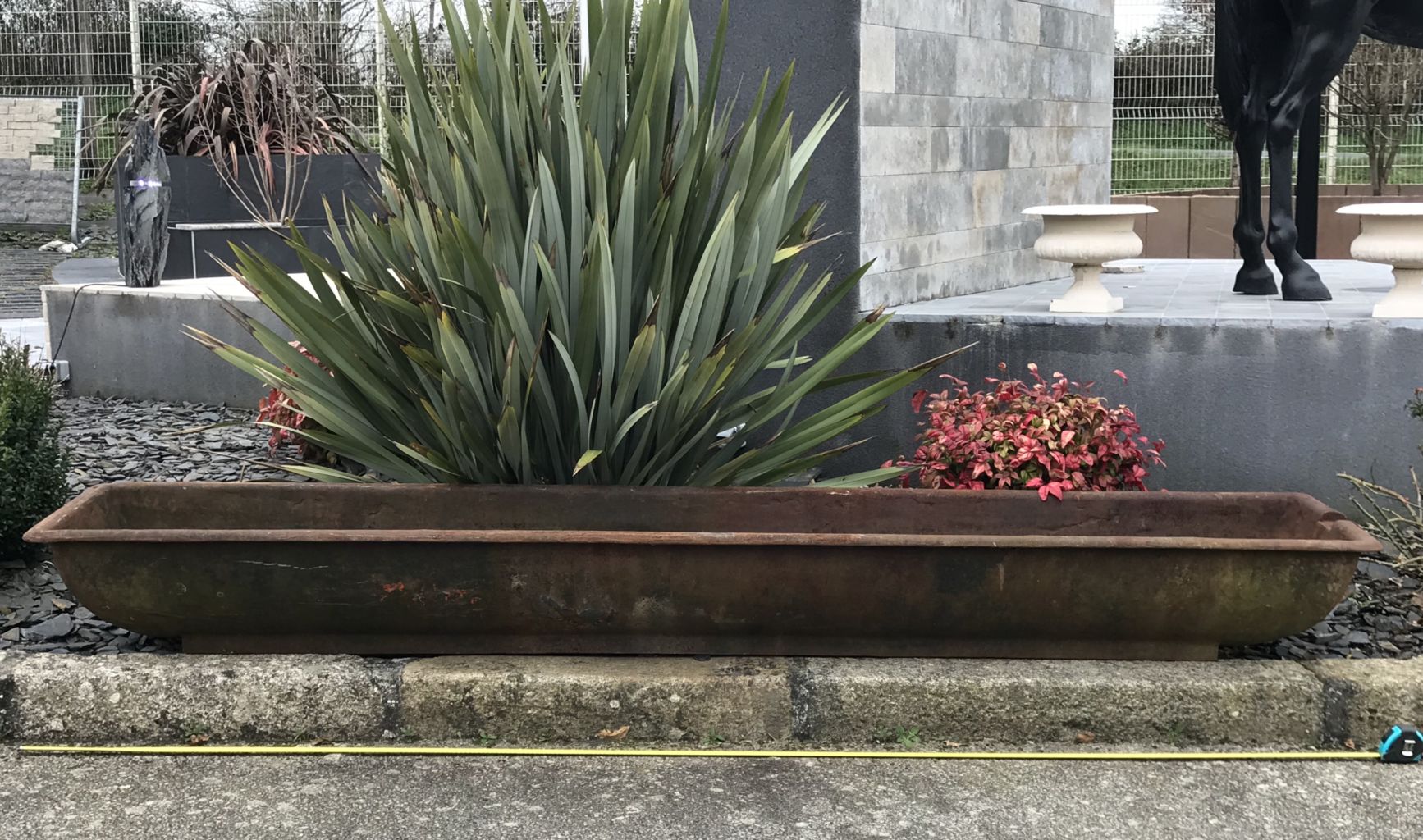 https://www.bca-antiquematerials.com/wp-content/uploads/2020/02/long-antique-cast-iron-trough.jpeg